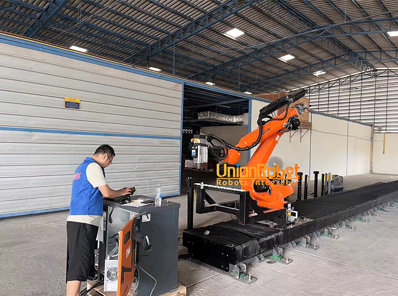 Robotic arm helps Thai customer to process large sailboats