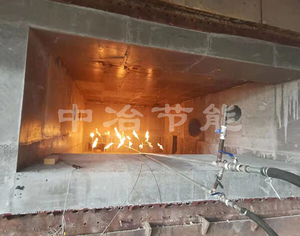 Aluminum melting furnace