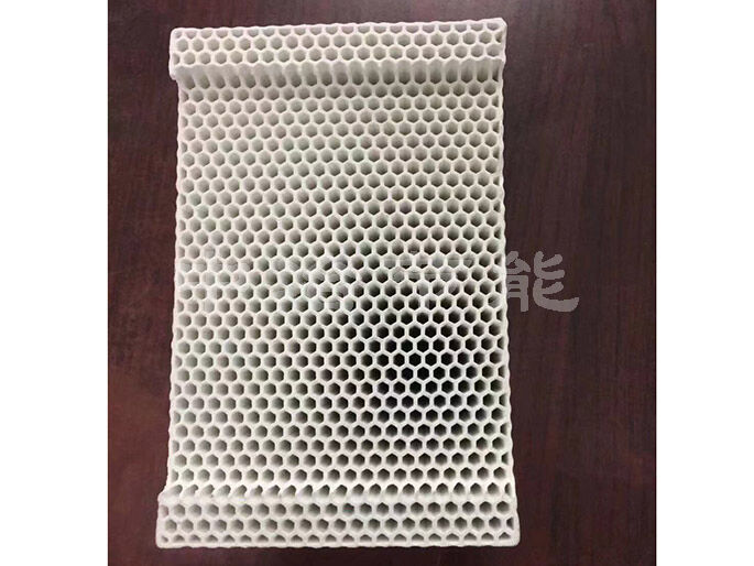 Heat storage body, baffle brick