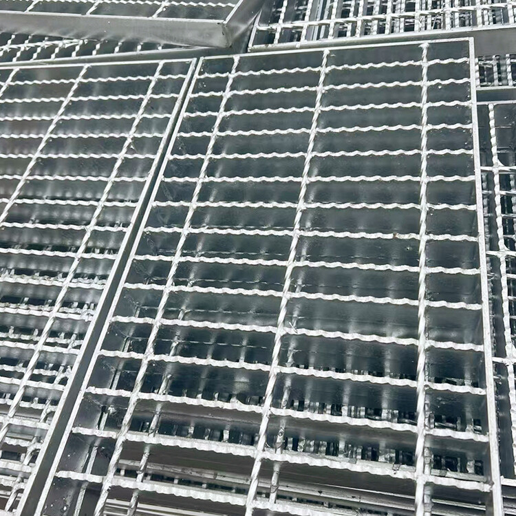 Pressed grating with equal strips and continuous serrations