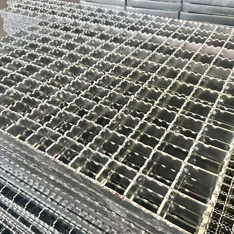 Different strips and half-moon serrated steel grilles