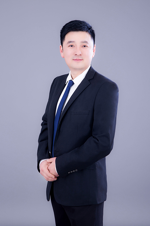 Production manager Su Coordinating all production activities and operation