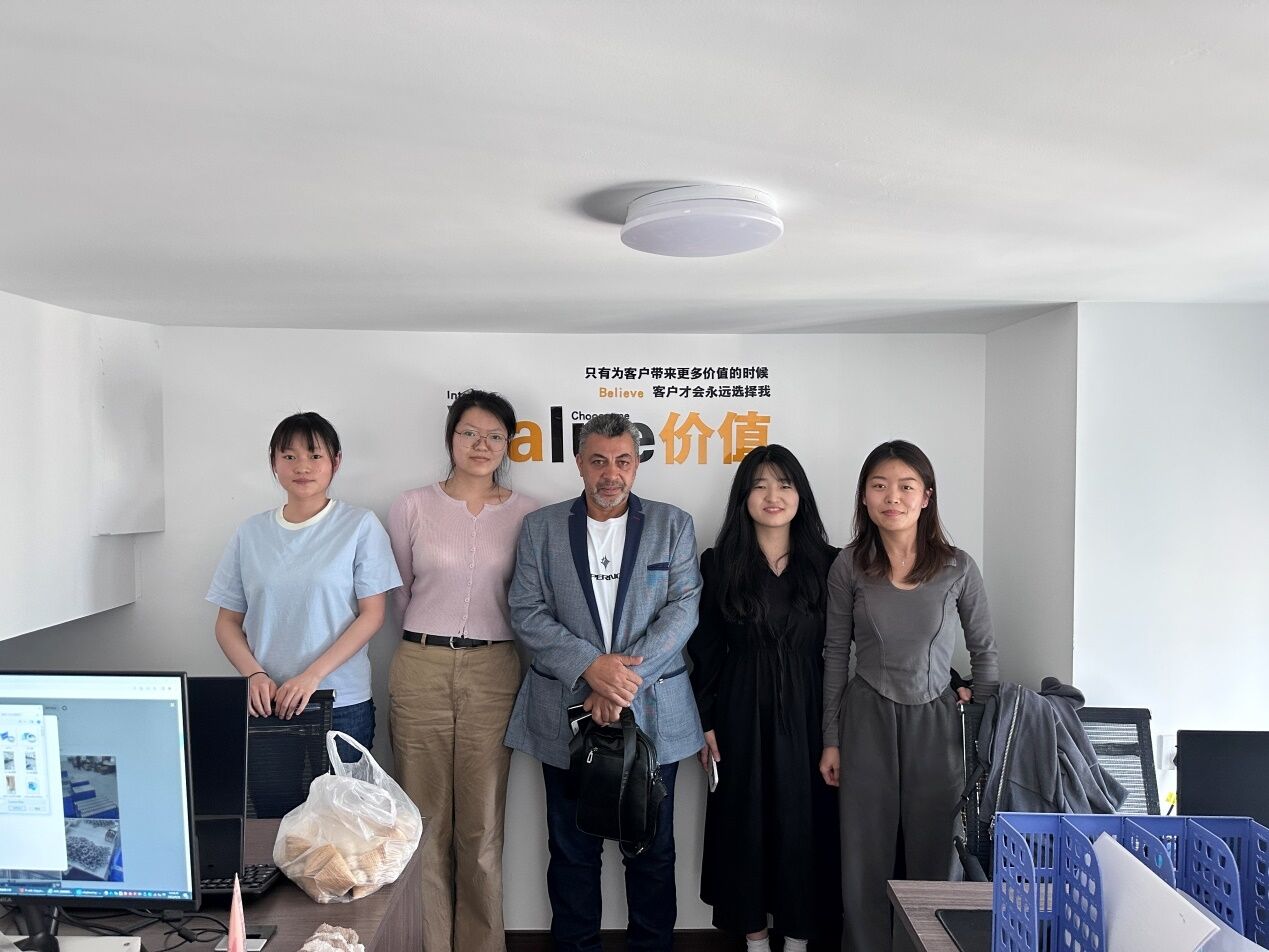 Welcome foreign customers to visit our factory