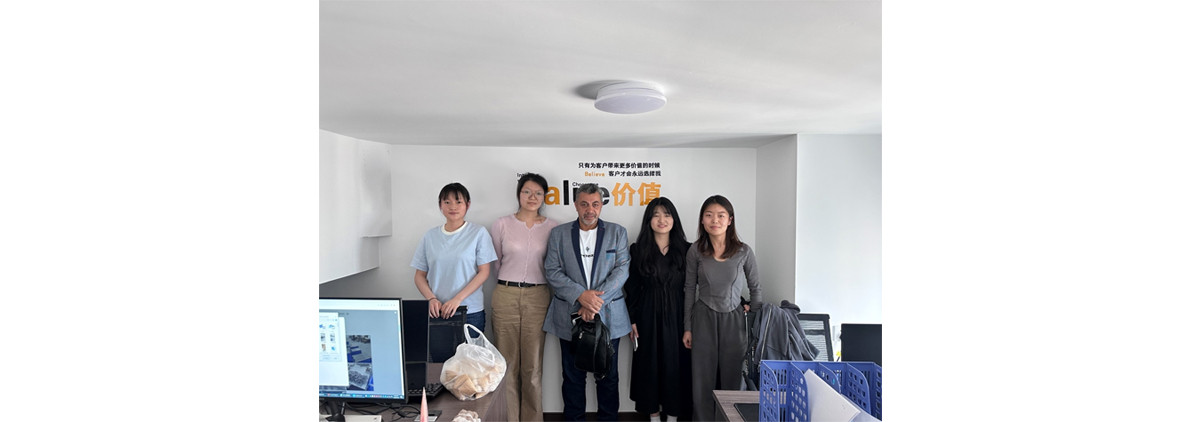 Welcome foreign customers to visit our factory