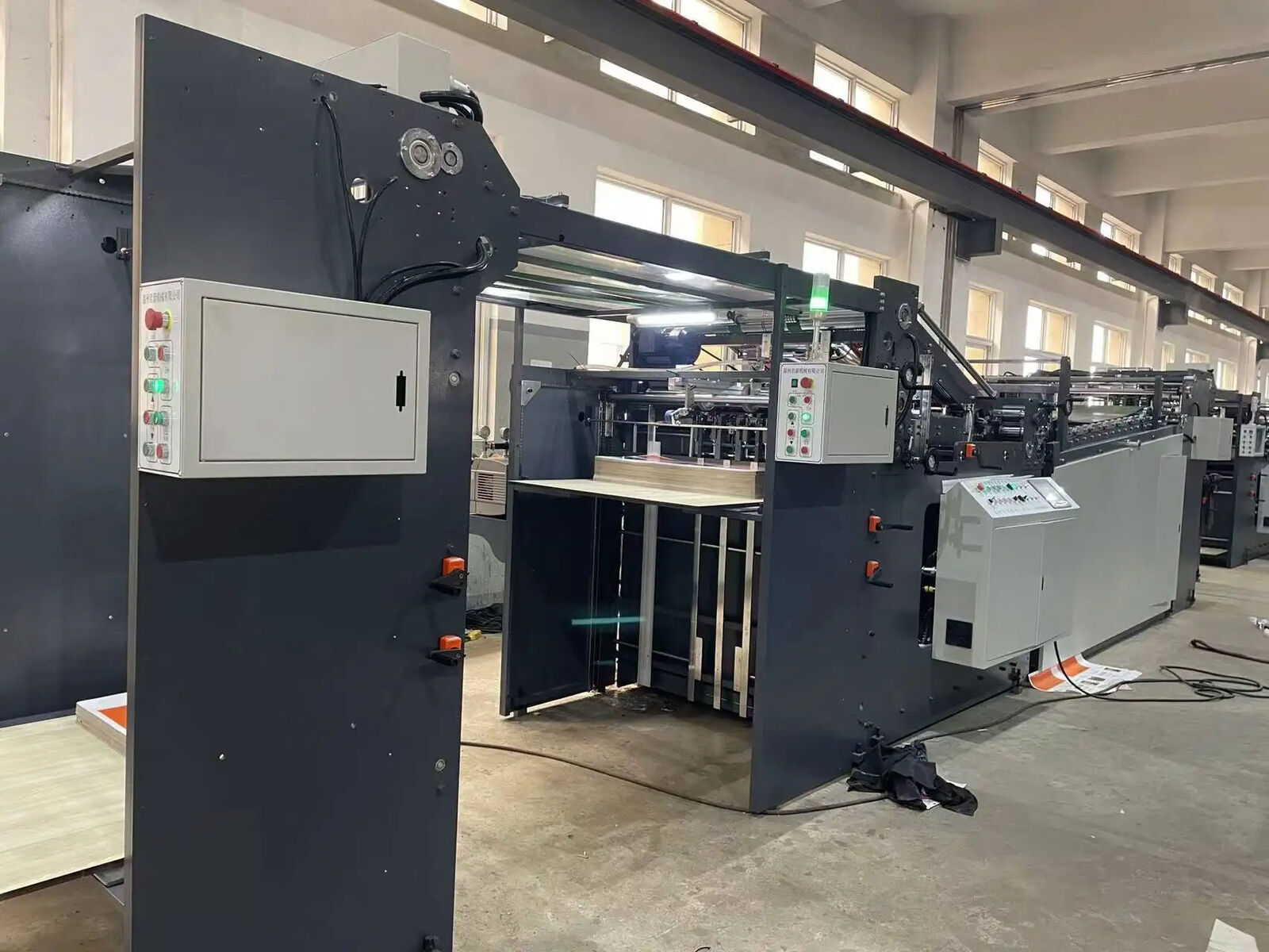 Automatic-corrugated-paper-machine