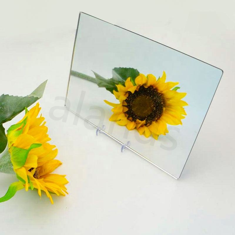 Panel de acrílico espejado cortado a medida