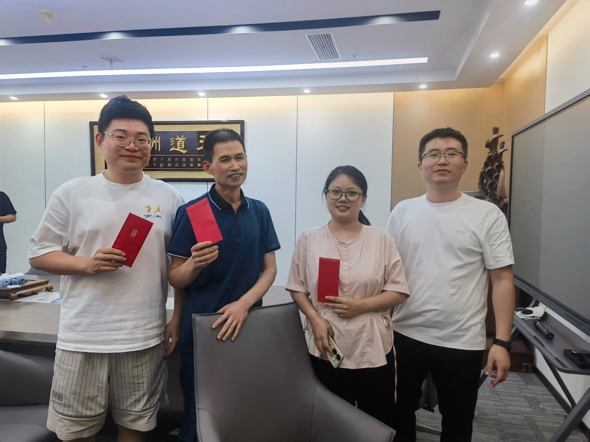 Jinan Alands Plastic Co., Ltd. a organisé un employé luttant contre la concurrence entre les propriétaires