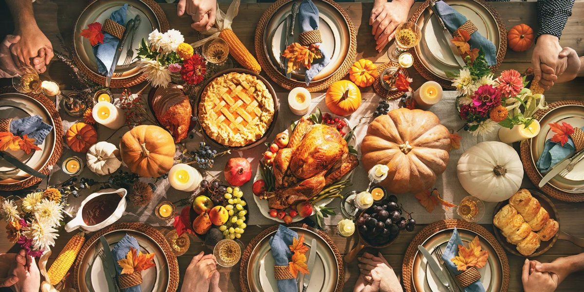 thanksgiving-table-gettyimages-1276401241_副本