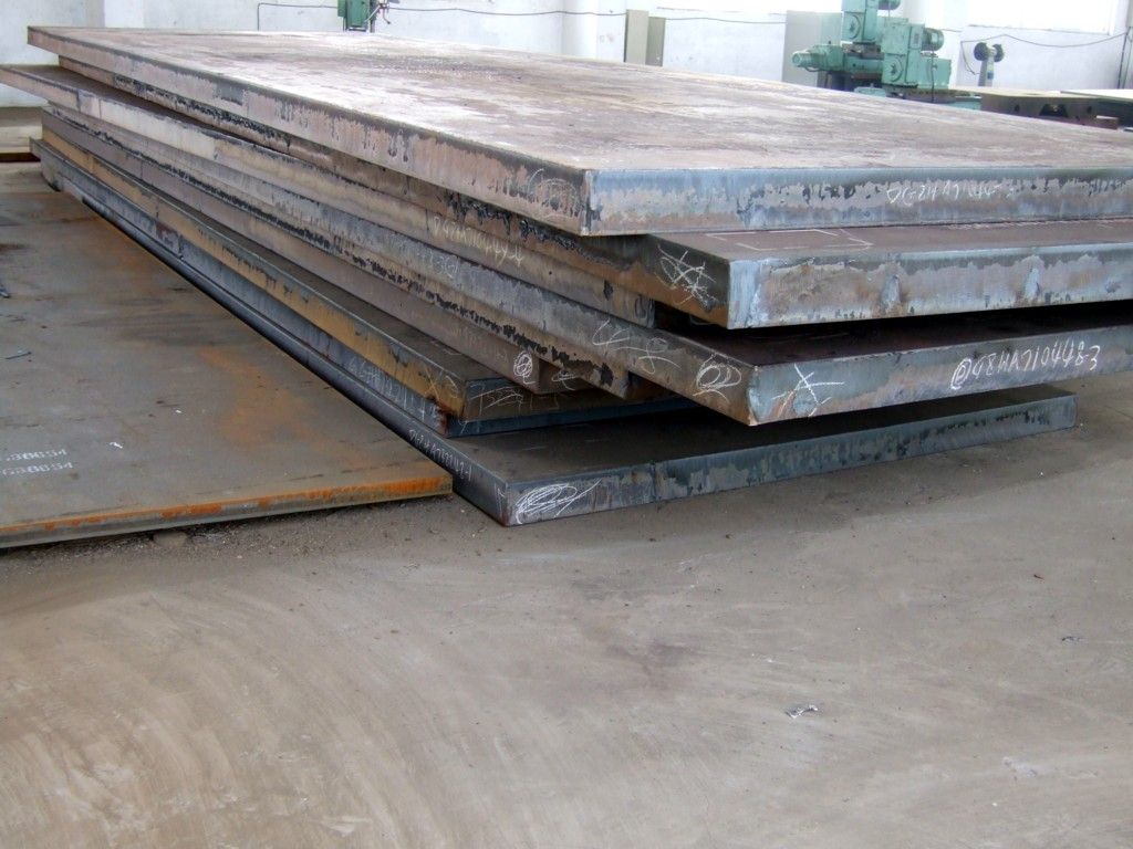 Low temperature pressure vessel steel plate