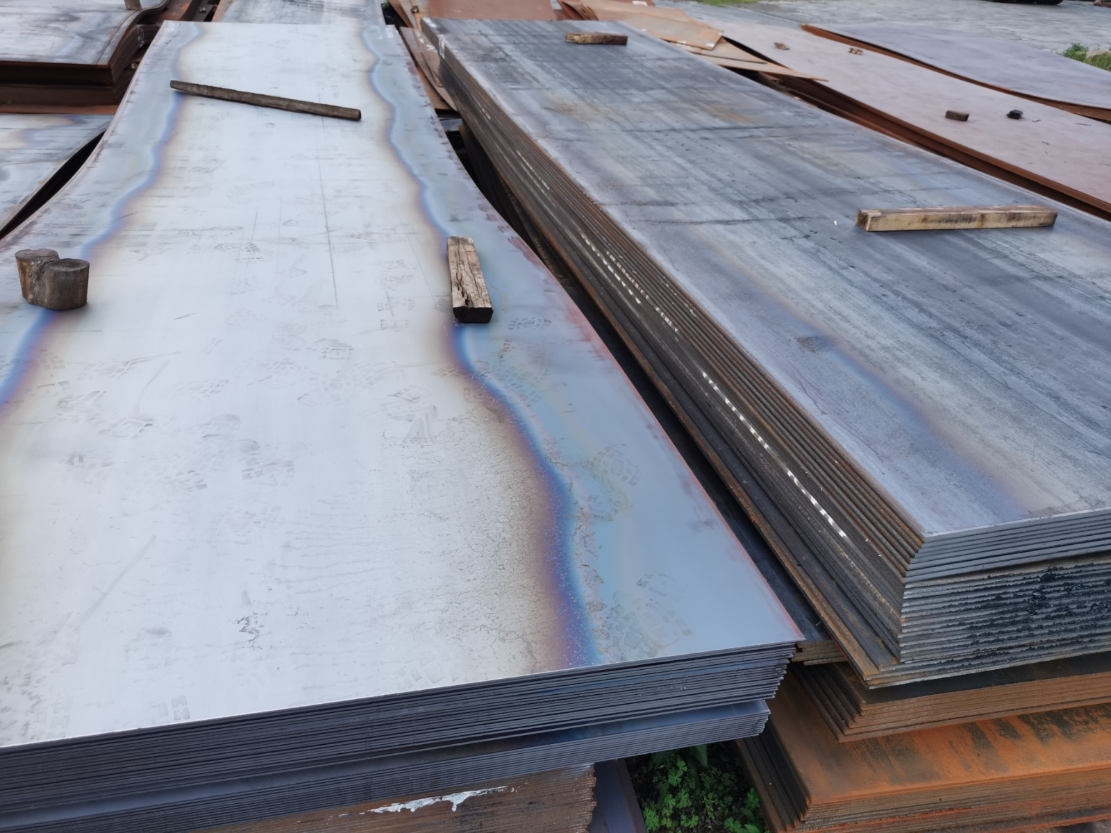 Low temperature pressure vessel steel plate
