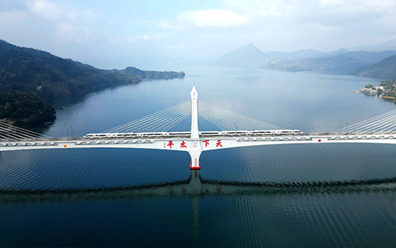 The East Lake and West Lake connecting railway was successfully completed