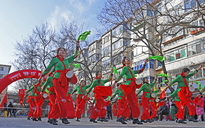 Retired employees sang and danced to celebrate the Lantern Festival and show their colorful retirement life