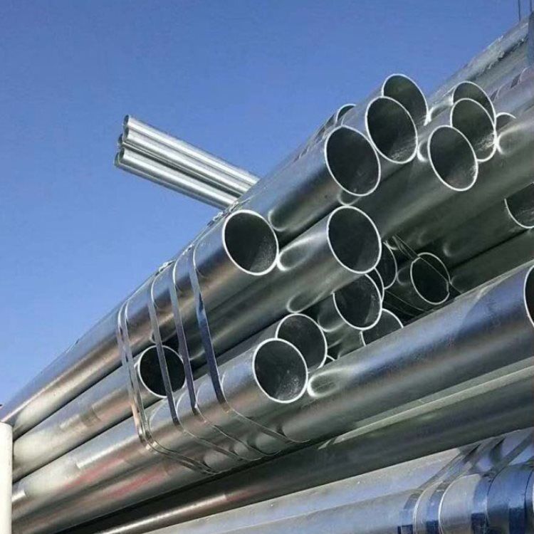 What are the requirements for the thickness of the zinc layer when the seamless steel pipe is hot-dip galvanized.