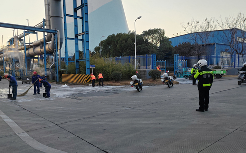 The road is icy and there is a danger, the traffic patrol team is quick to deal with it