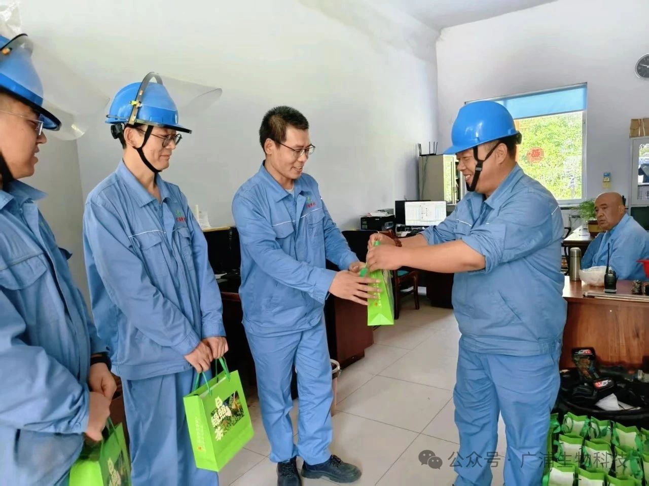 Bringing coolness in summer and caring for the heart | GP Natural Products Co., Ltd. distributes green tea to employees to prevent heatstroke and cool down