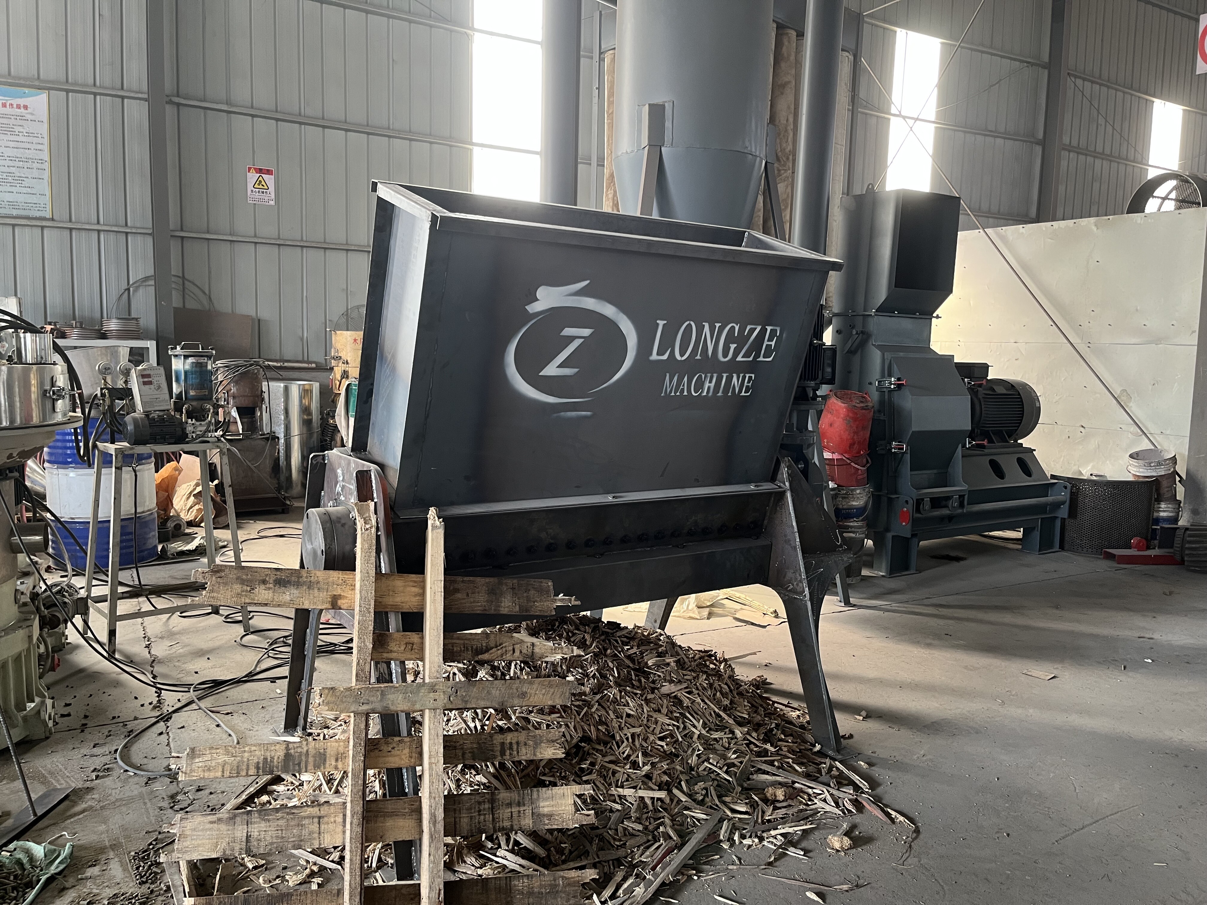 SHANDONG LONGZE 15KW pallet shredder shipped to Europe