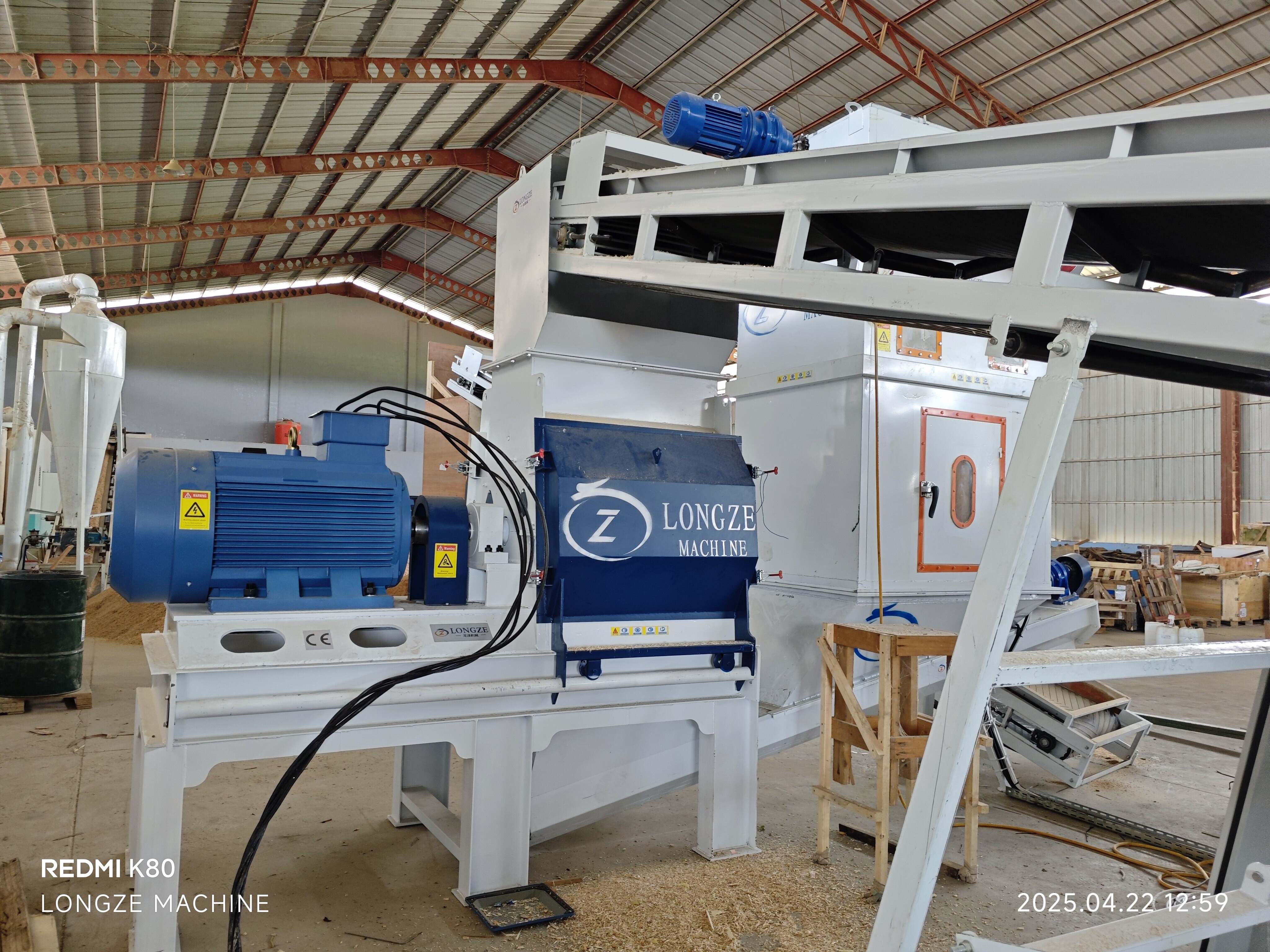 ​Longze team went to Indonesia, and the installation and commissioning of the comprehensive crusher and hammer mill were successfully completed!