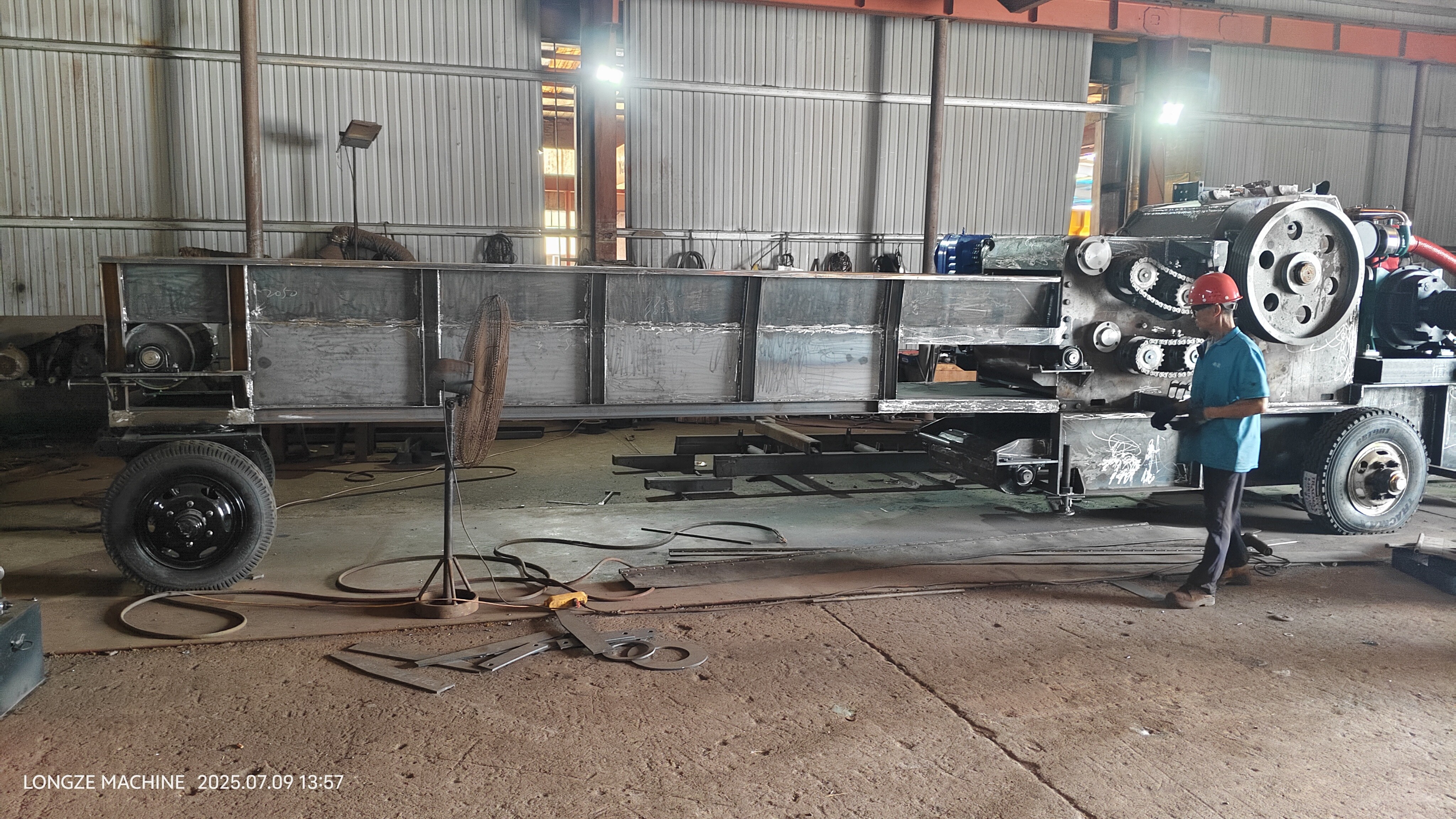 LONGZE  Wood chipper And Large Crusher Production Workshop