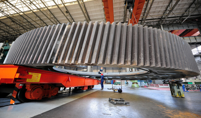 This giant gear weighs a whopping 77 tons!