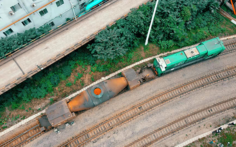 The base reduces the temperature drop of molten iron and sets a record