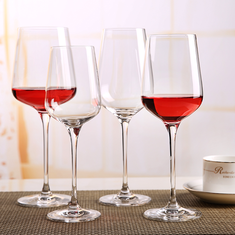 Quatre verres à vin rouge stretch intégrés