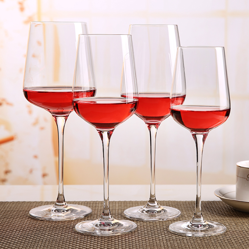 Quatre verres à vin rouge stretch intégrés