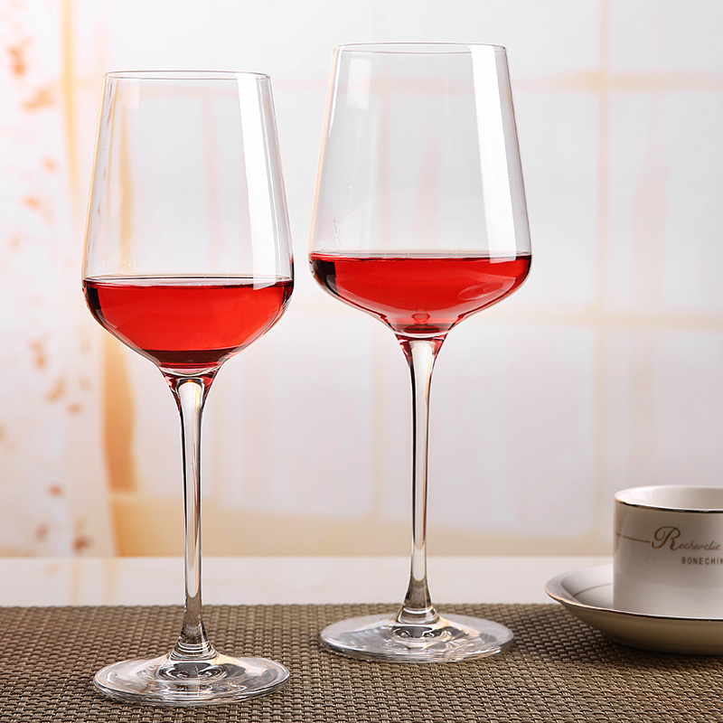 Quatre verres à vin rouge stretch intégrés