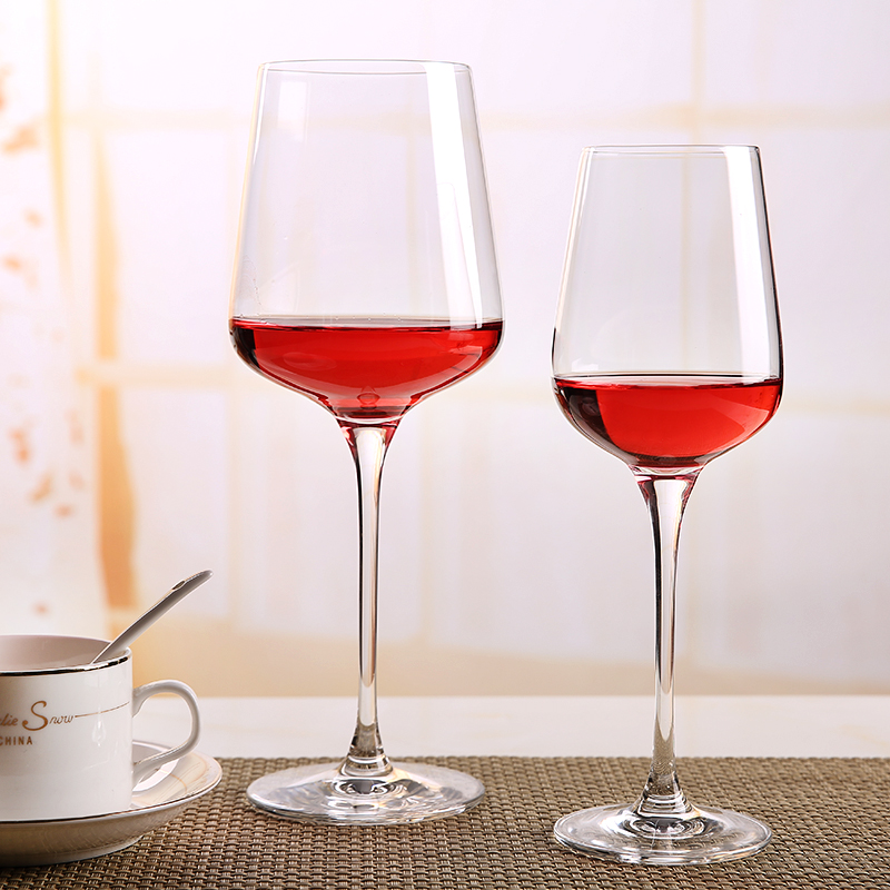 Quatre verres à vin rouge stretch intégrés