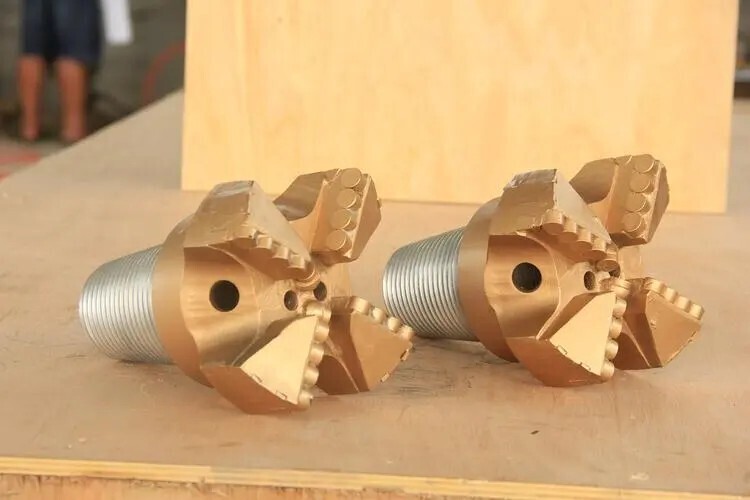 PDC drag drill bit