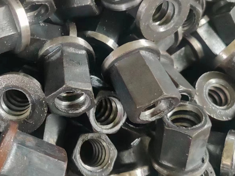 Self drilling anchor nut