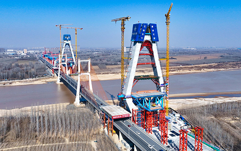 Steel supports the Yellow River Highway Bridge in Jinan