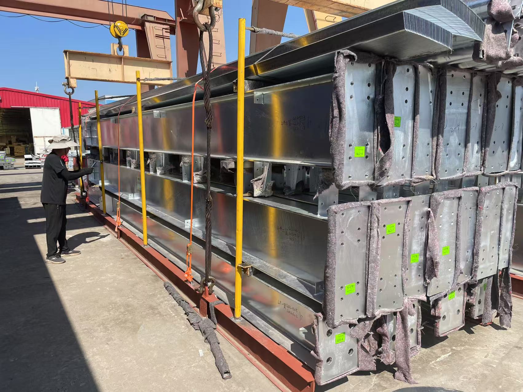 A part of a steel structure workshop project to Mauritius (10 pallets) was loaded into a container and shipped today.