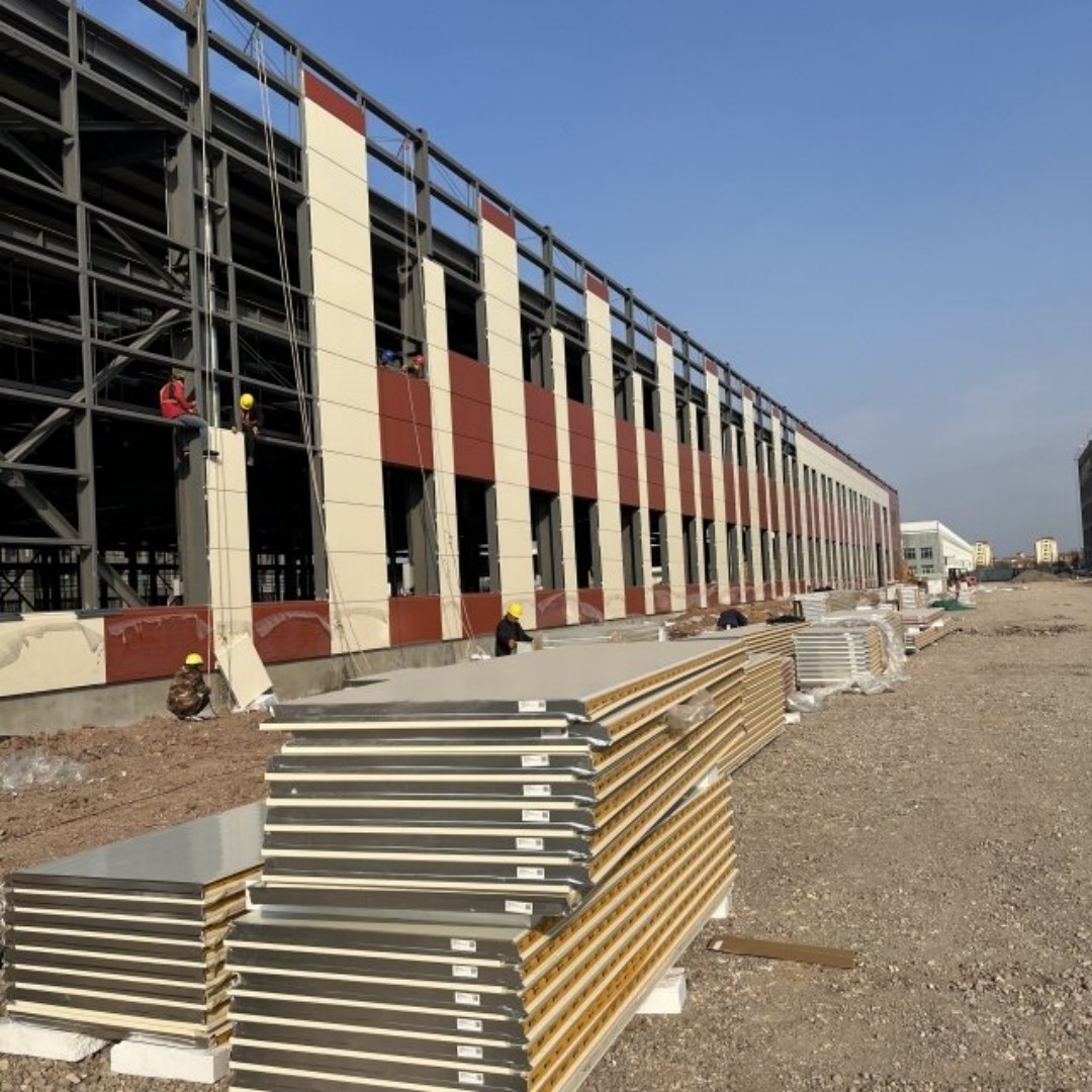 Steel structure warehouse with roller shutter door