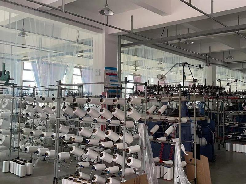 工厂拥有十多台织布机，可自行织布