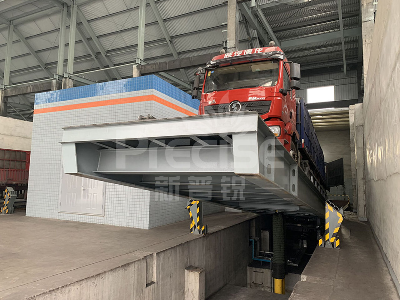 Product holding point of movable hydraulic truck dumper