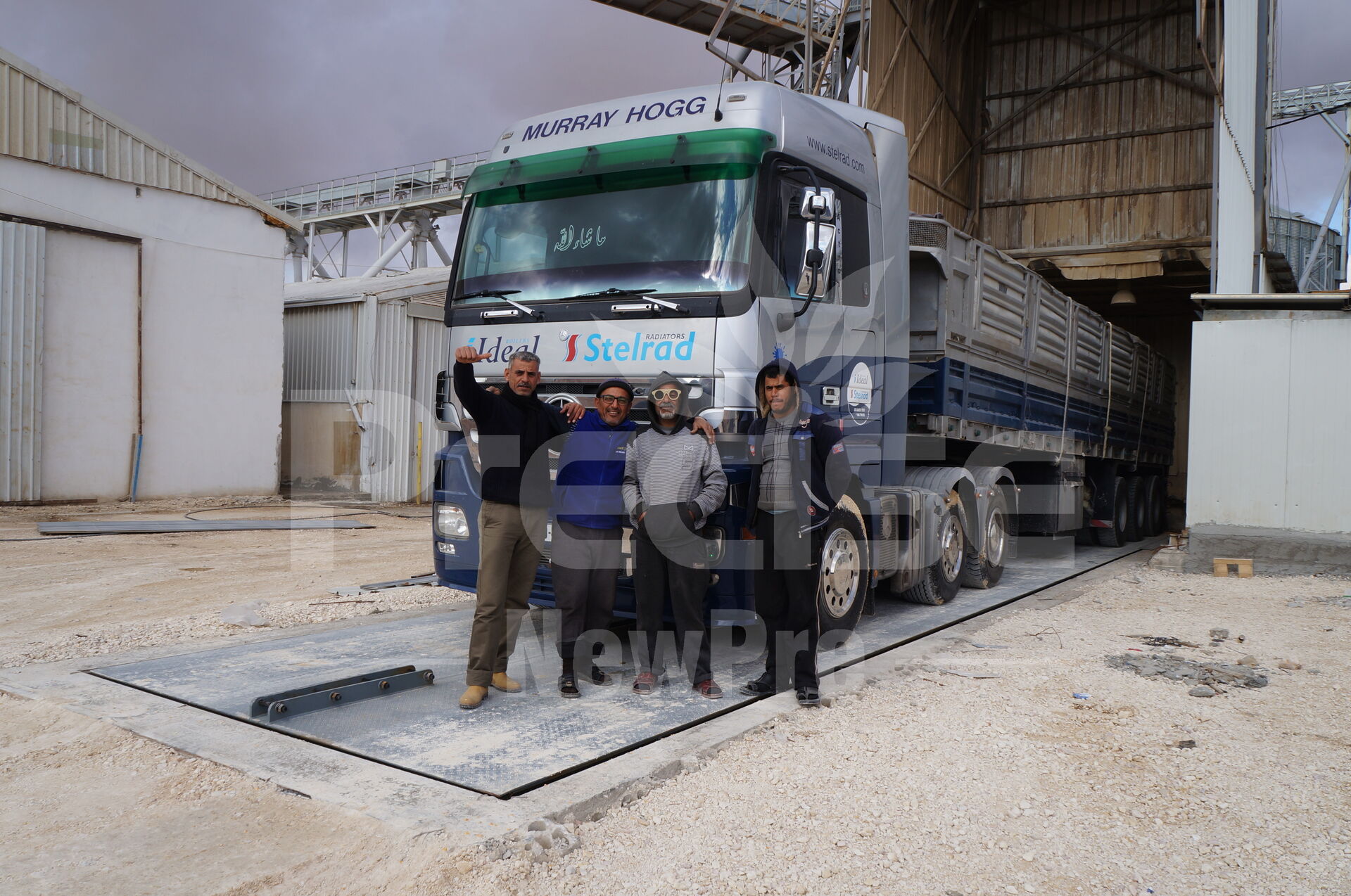 Bottom support hydraulic truck dumper