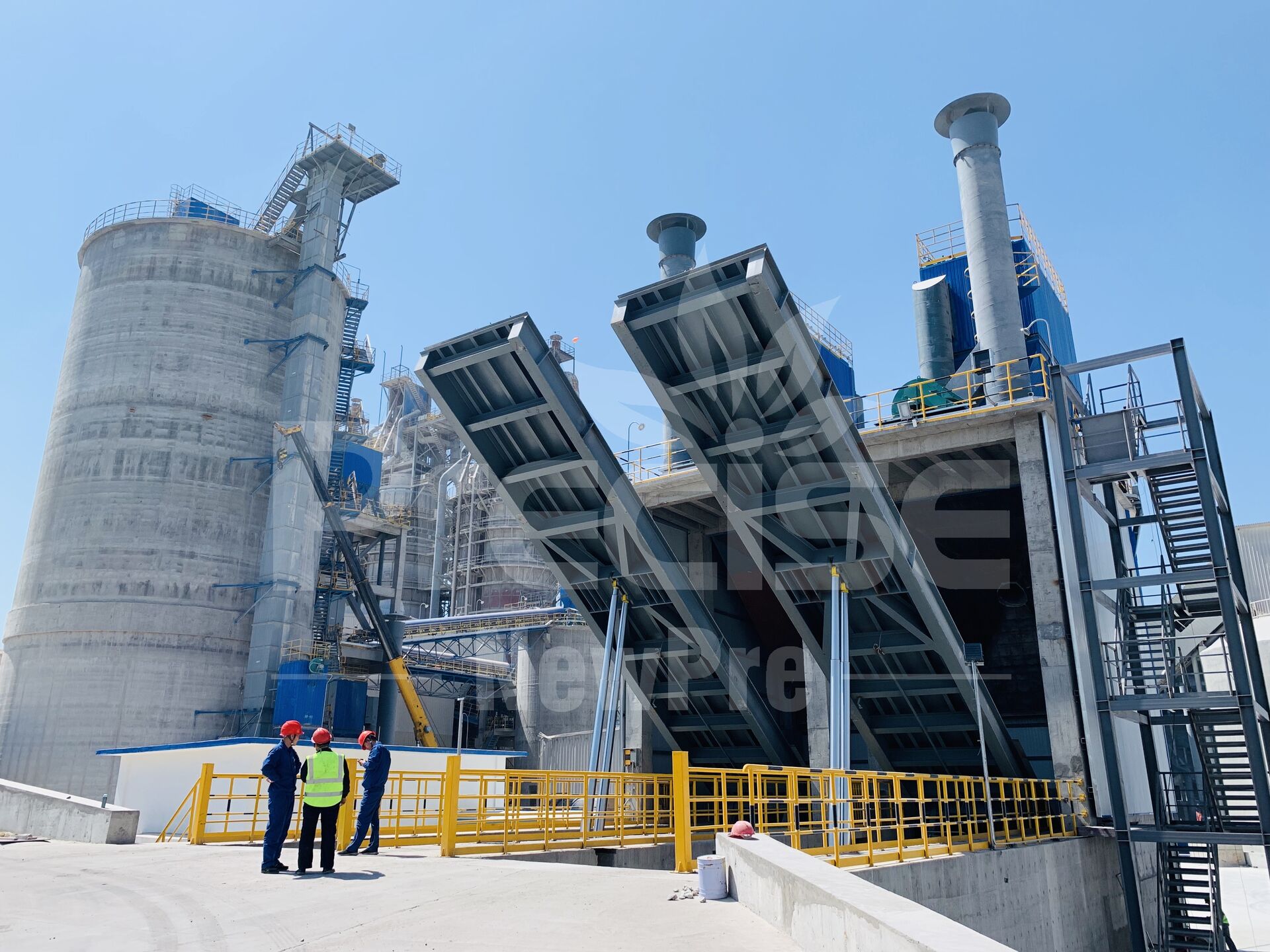 Bottom support hydraulic truck dumper