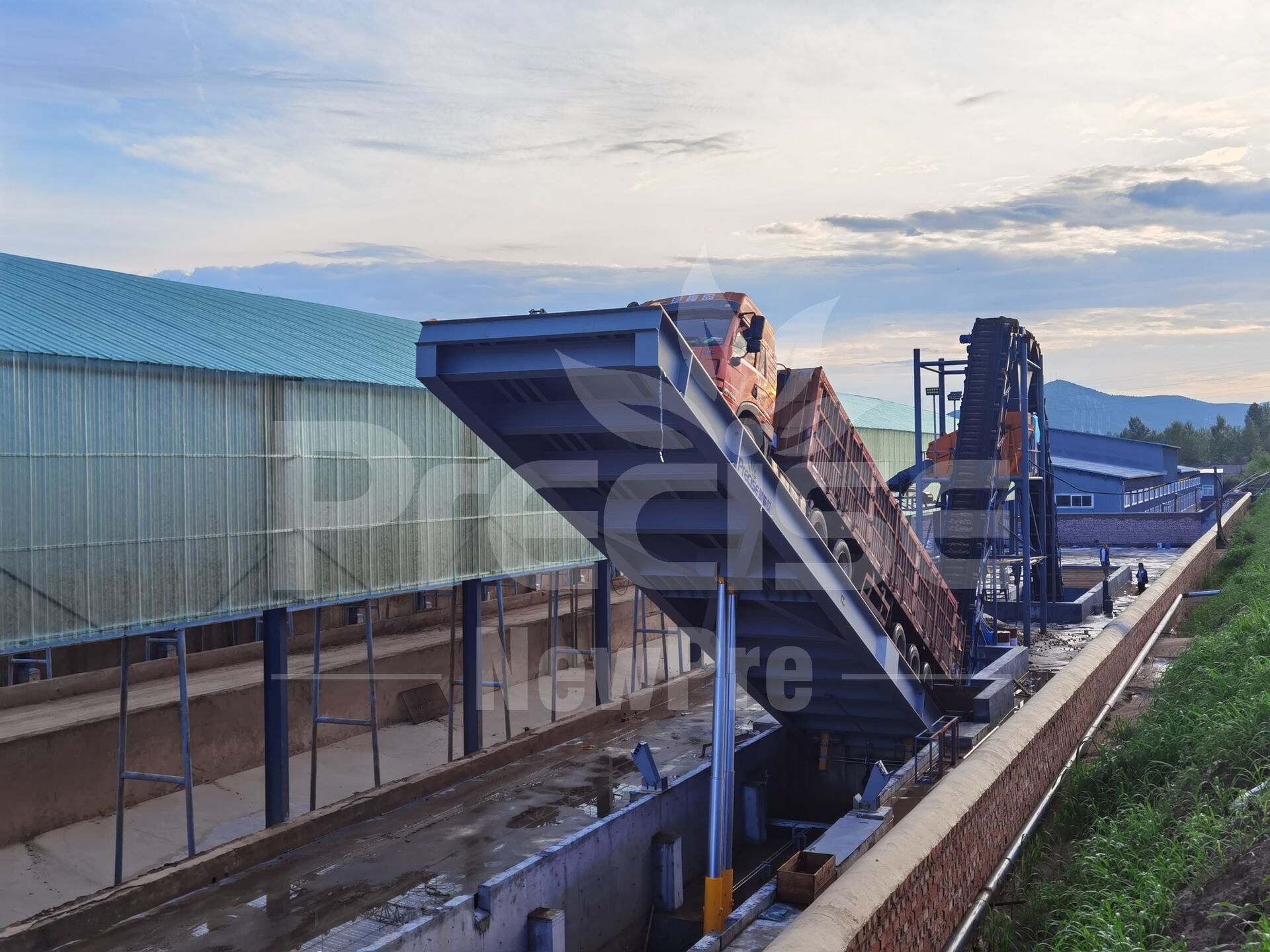 Bottom support hydraulic truck dumper