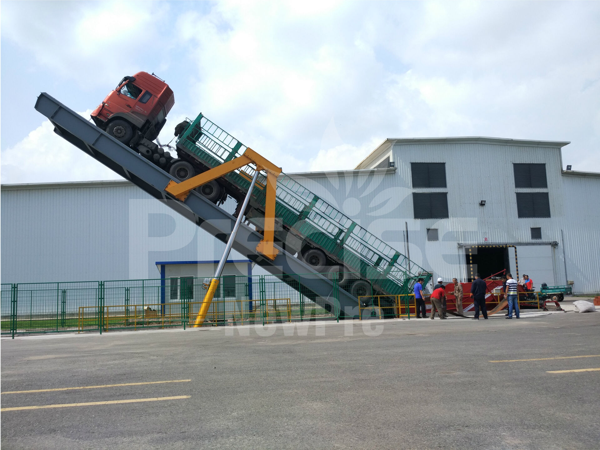 Double side support hydraulic truck dumper