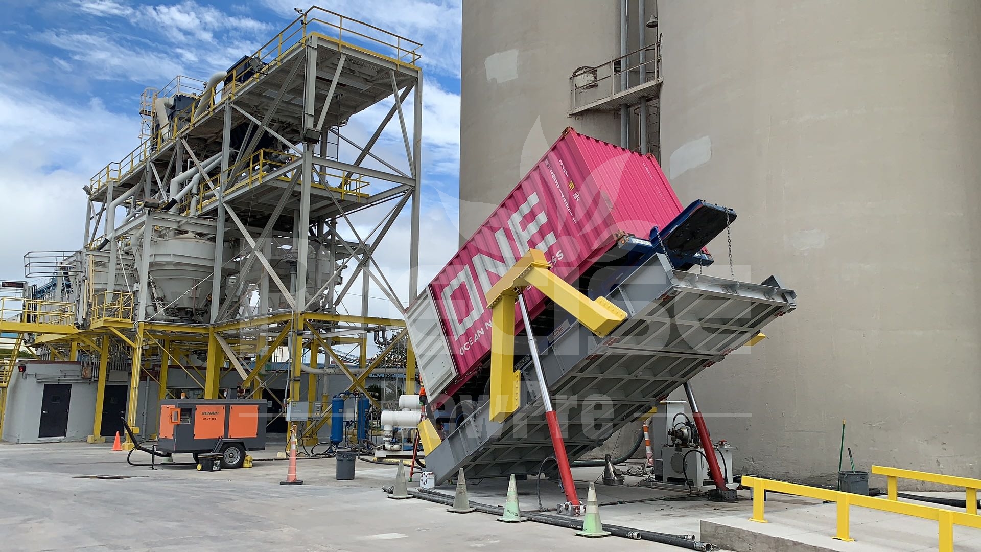 Double side support hydraulic truck dumper