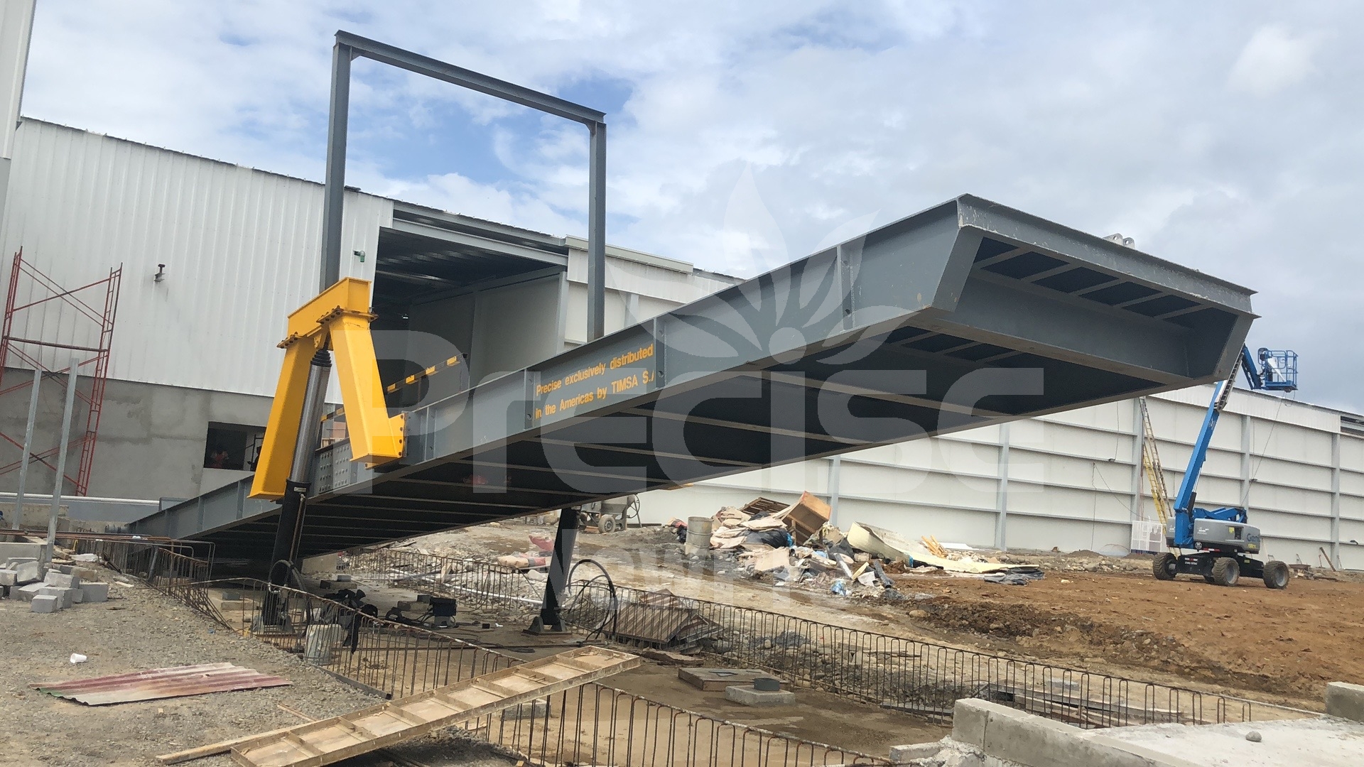 Non-foundation hydraulic truck dumper