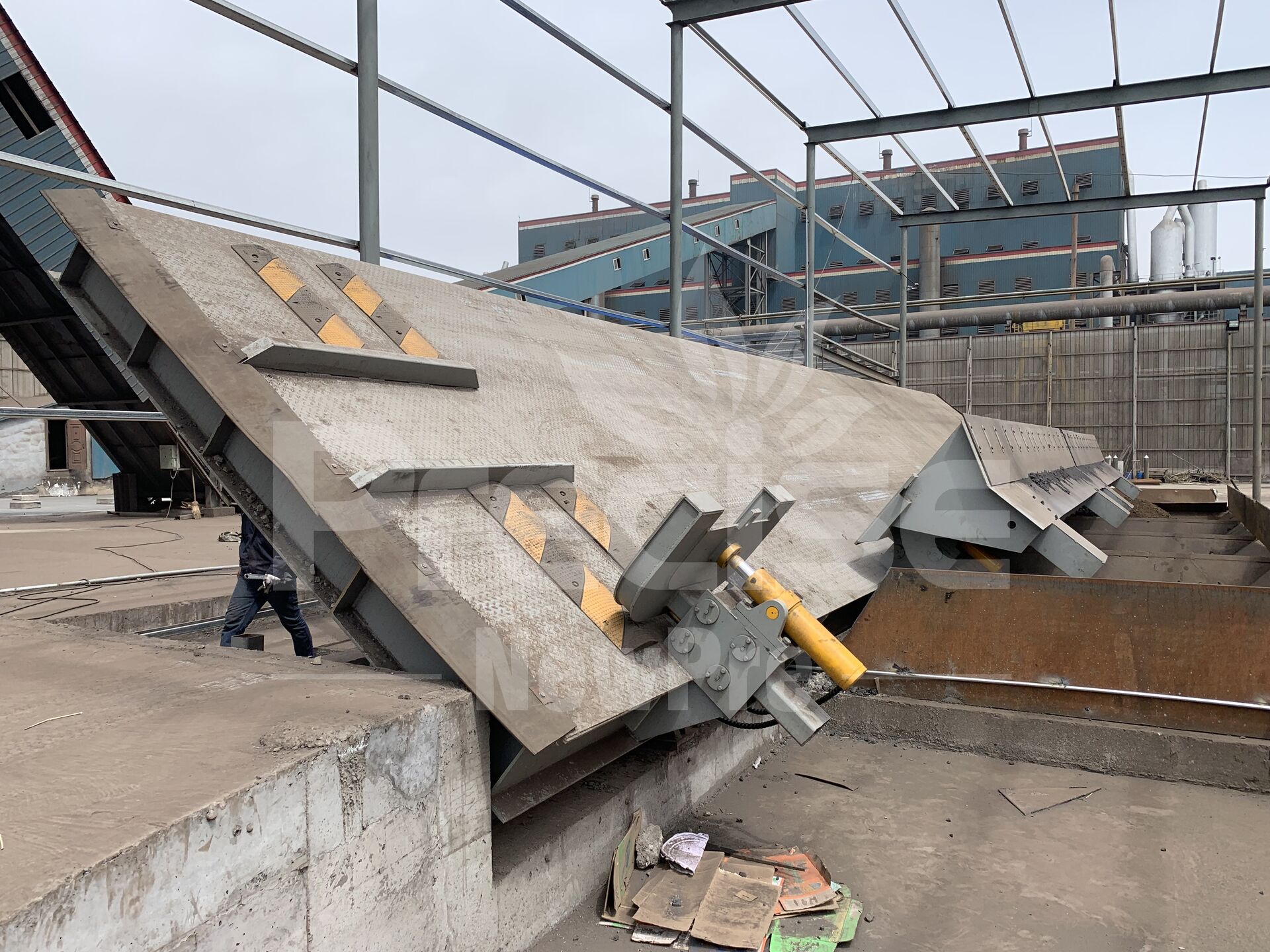 Side-turning hydraulic truck dumper