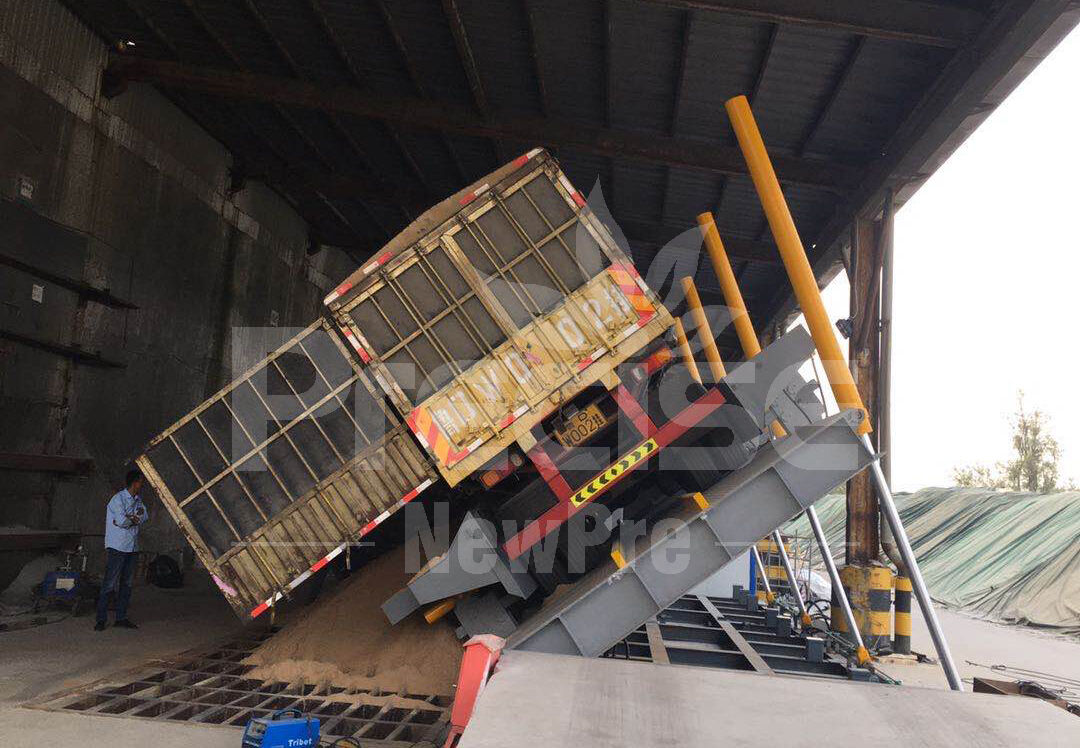 Side-turning hydraulic truck dumper