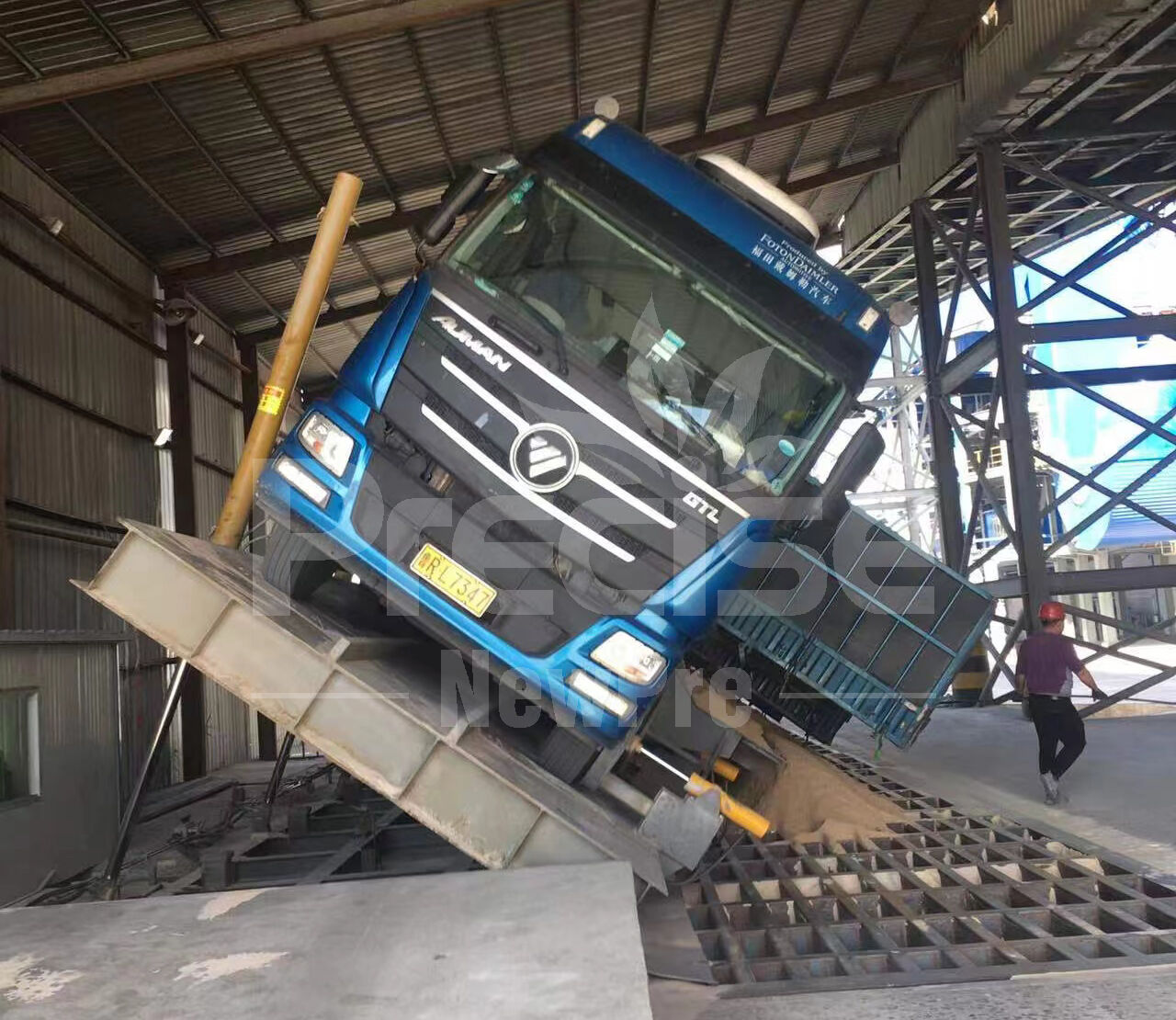 Side-turning hydraulic truck dumper