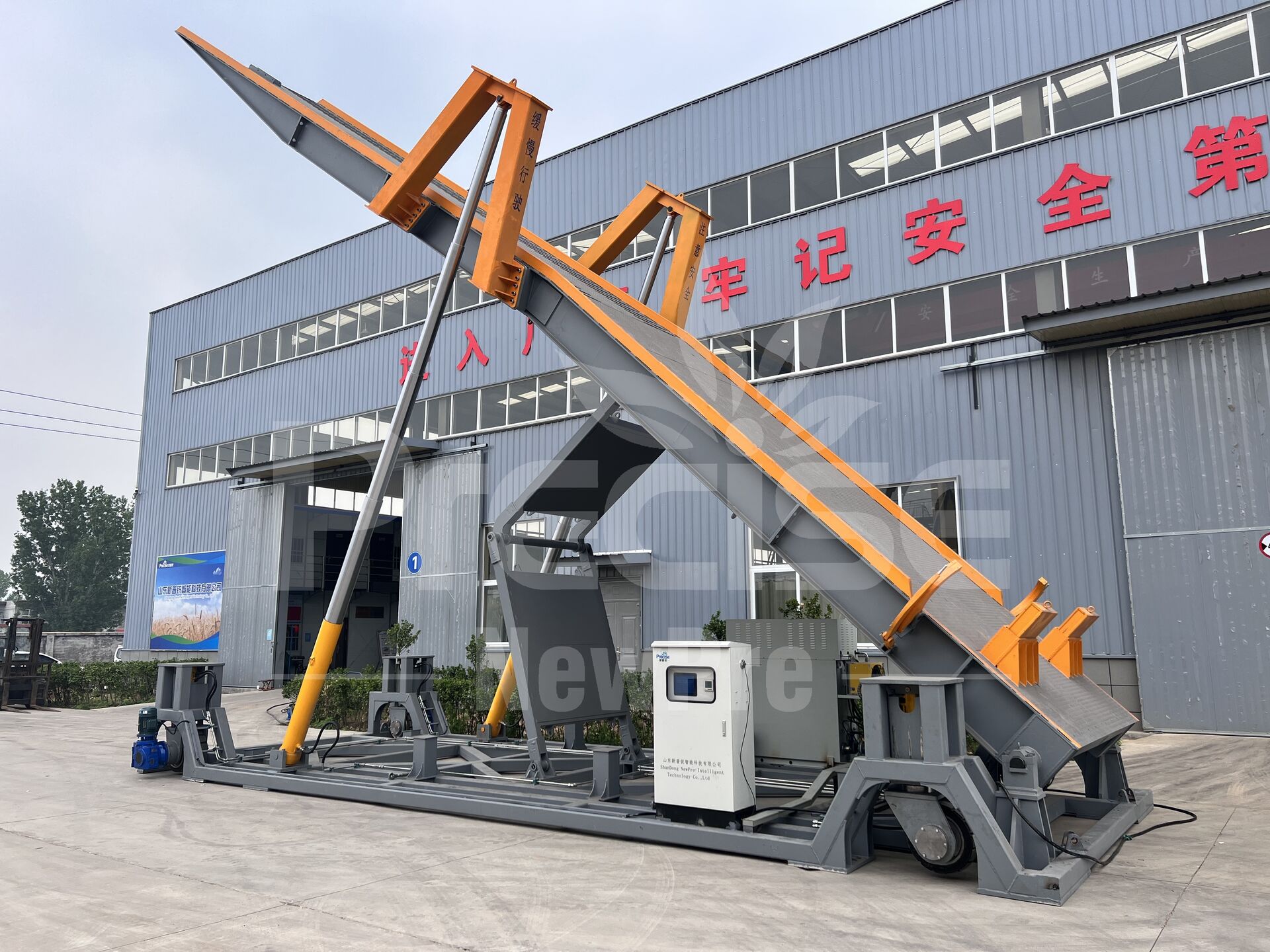 Movable hydraulic truck dumper