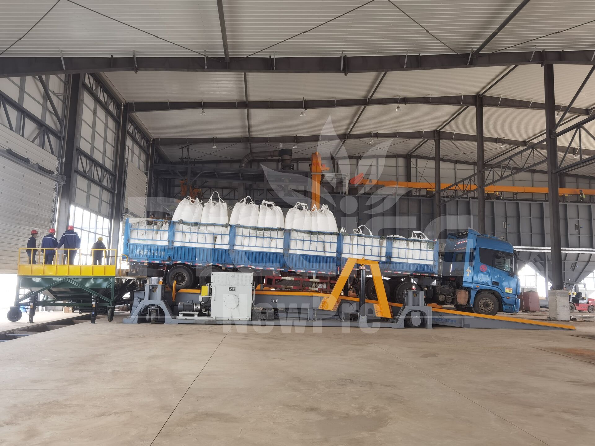 Movable hydraulic truck dumper