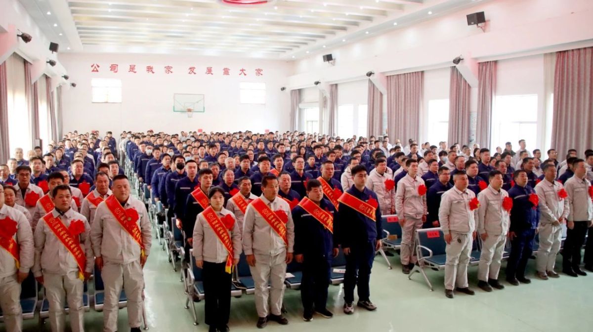 全体起立唱国歌.jpg 全体起立唱国歌.jpg