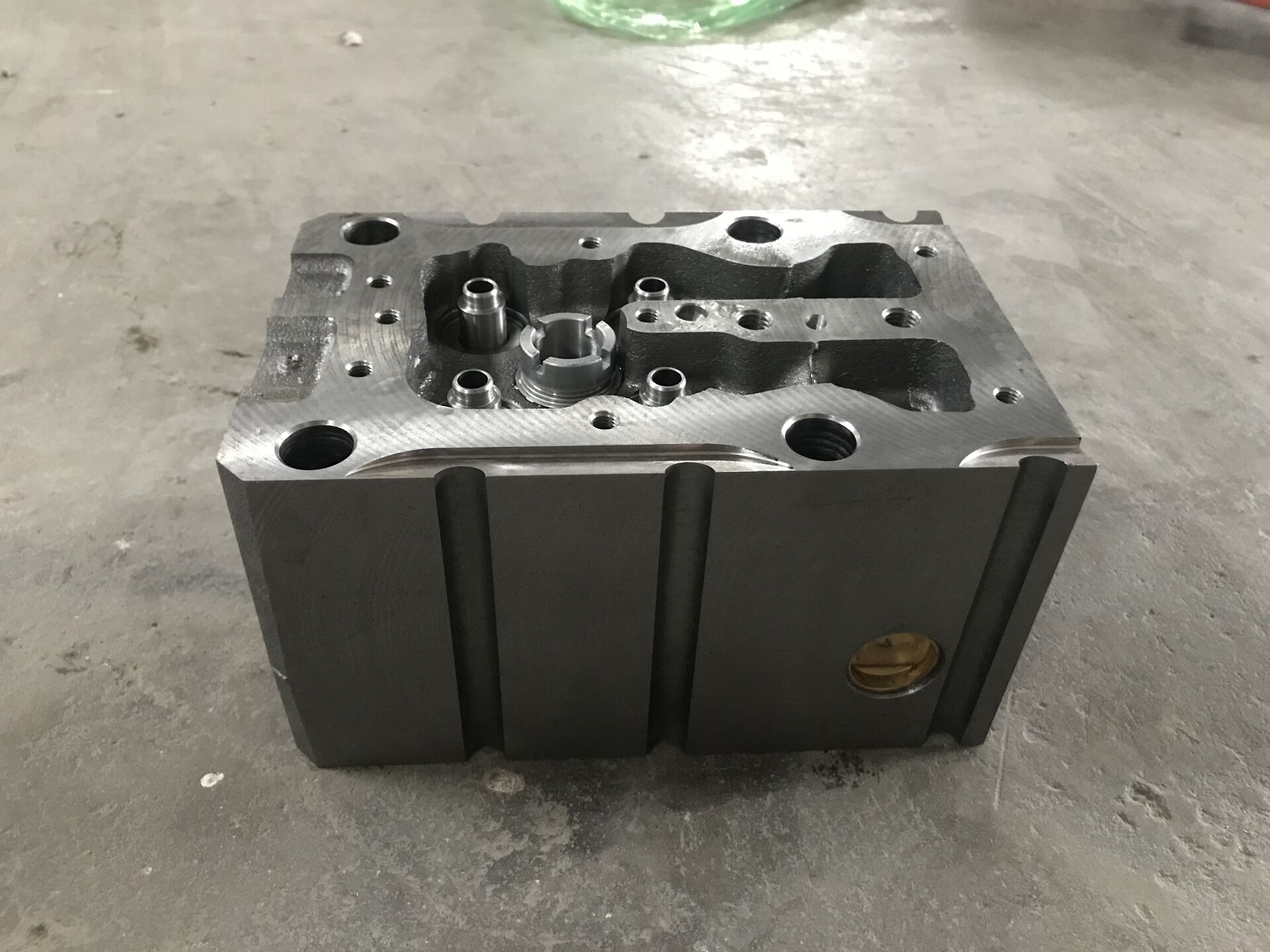 SINOTRUK ENGINE Cylinder head