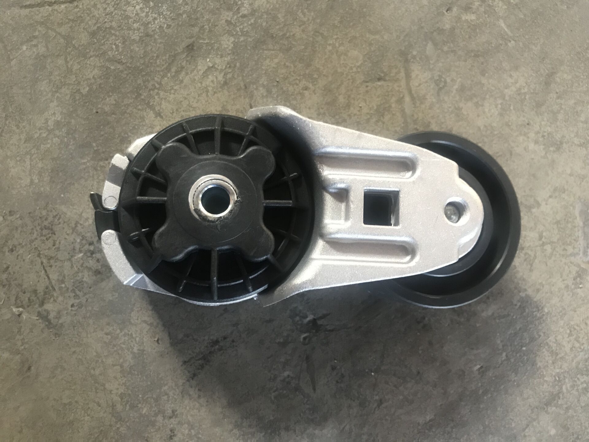 PIEZAS DEL MOTOR HOWO Polea tensora