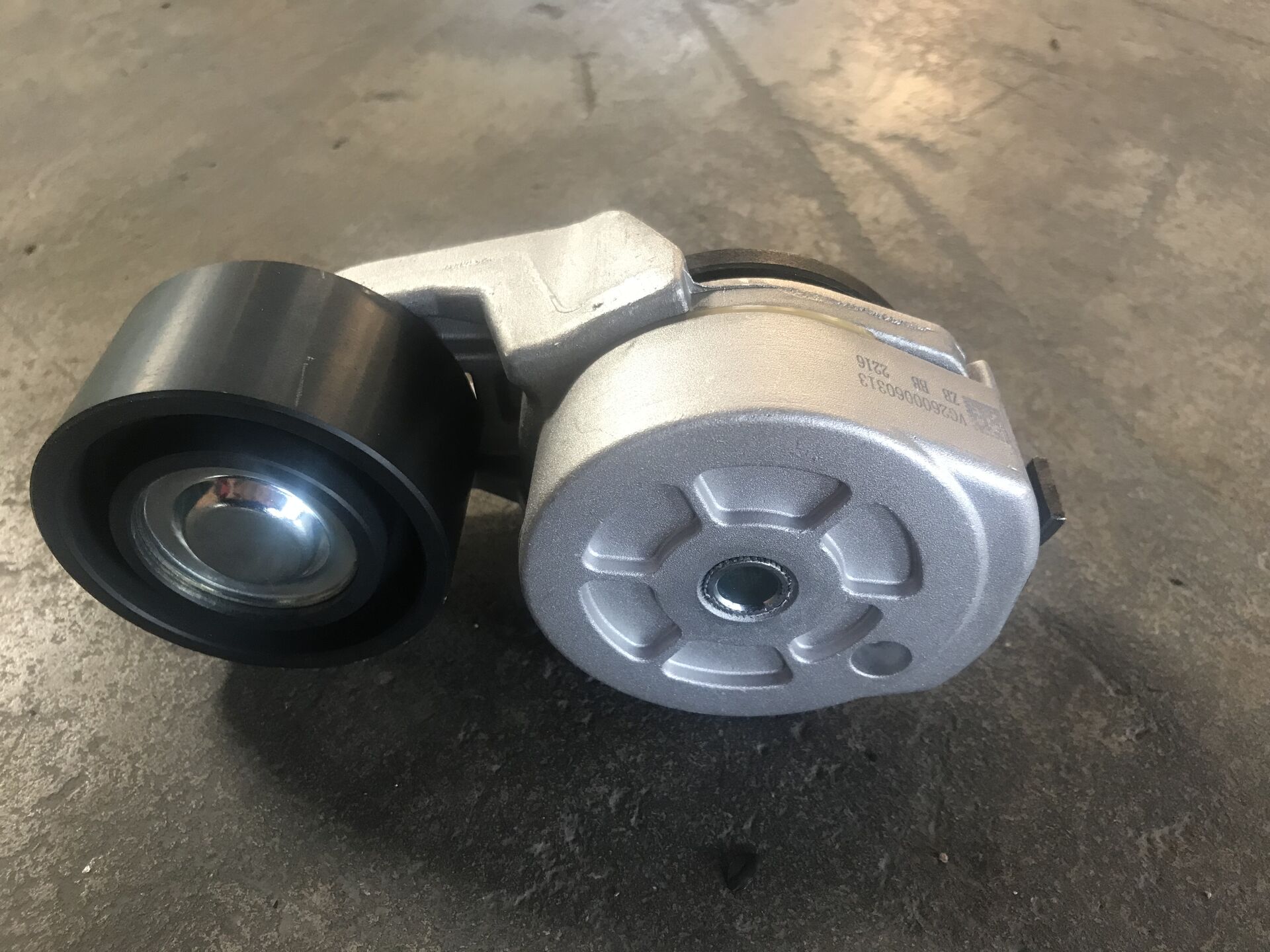 PIEZAS DEL MOTOR HOWO Polea tensora